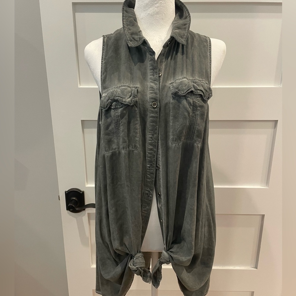 Nu Label, 100% Rayon, Sage Top, Size L
